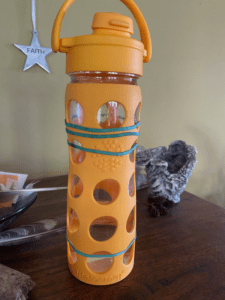 Water bottle with rubber bands